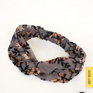 I’m selling this LuLus velvet knot headband!